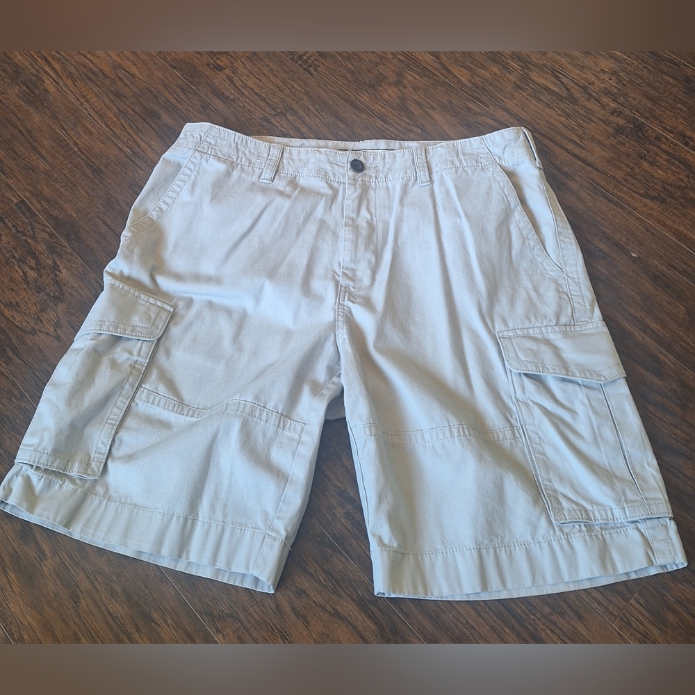 Tommy Hilfiger Light Khaki Cargo Shorts with Multiple Pockets Mens Size 36